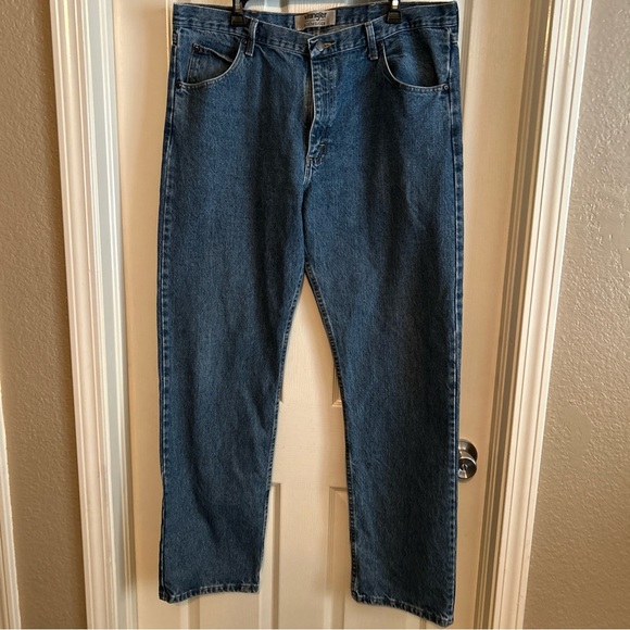 Wrangler Authentic Jeans Mens Size 36 x 32 Relaxed Fit Straight Comfort Denim - Picture 1 of 10